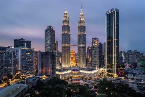 Malaysian Markets Retreat: FBM KLCI Drops Amid Global Tech Sell-Off and Local Shifts