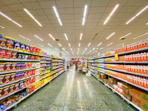 Walmart Surpasses Q2 Expectations as Falling Gas Prices and AI Logistics Drive Margin Expansion